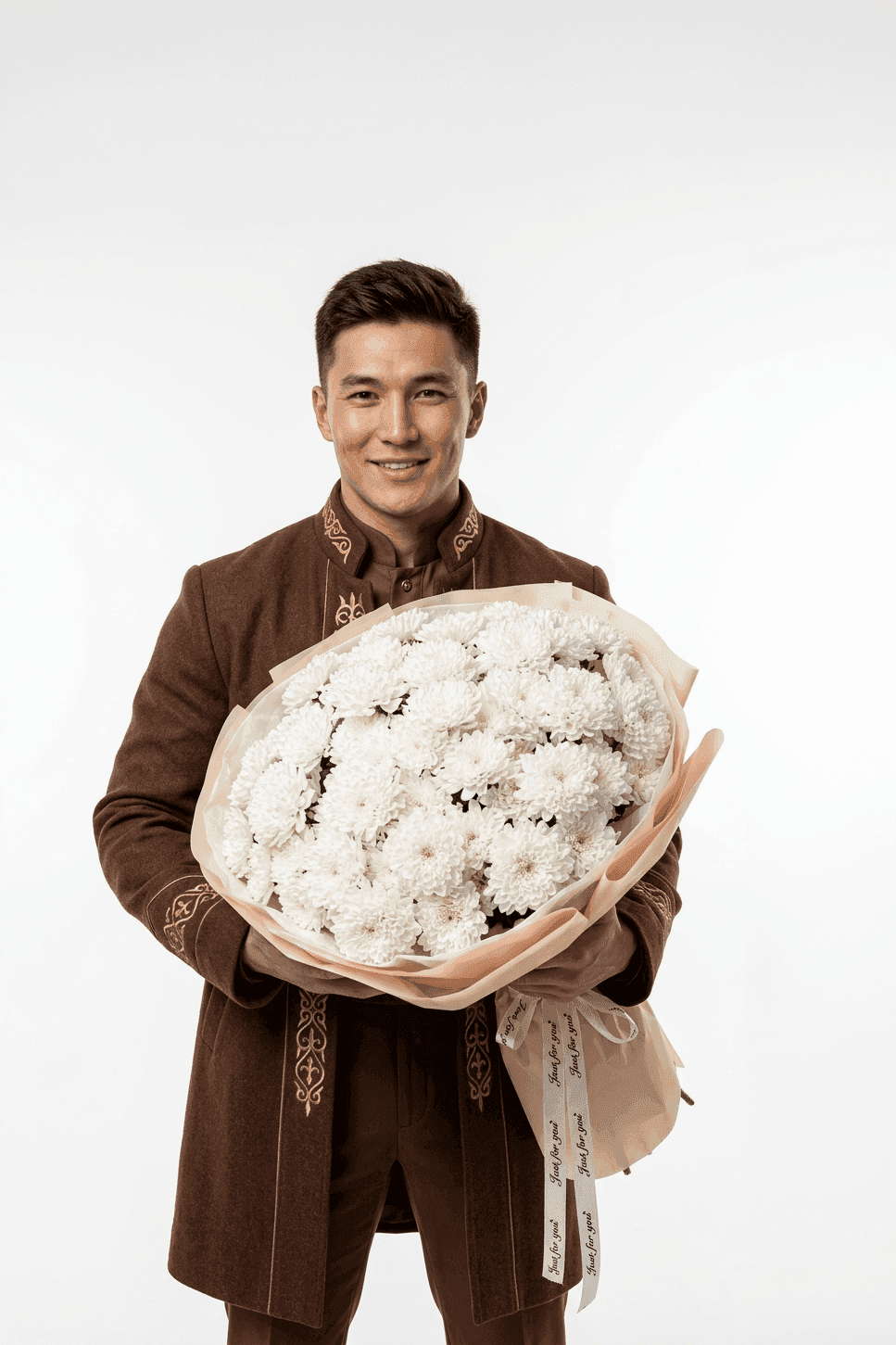 Нежный букет из белых хризантем