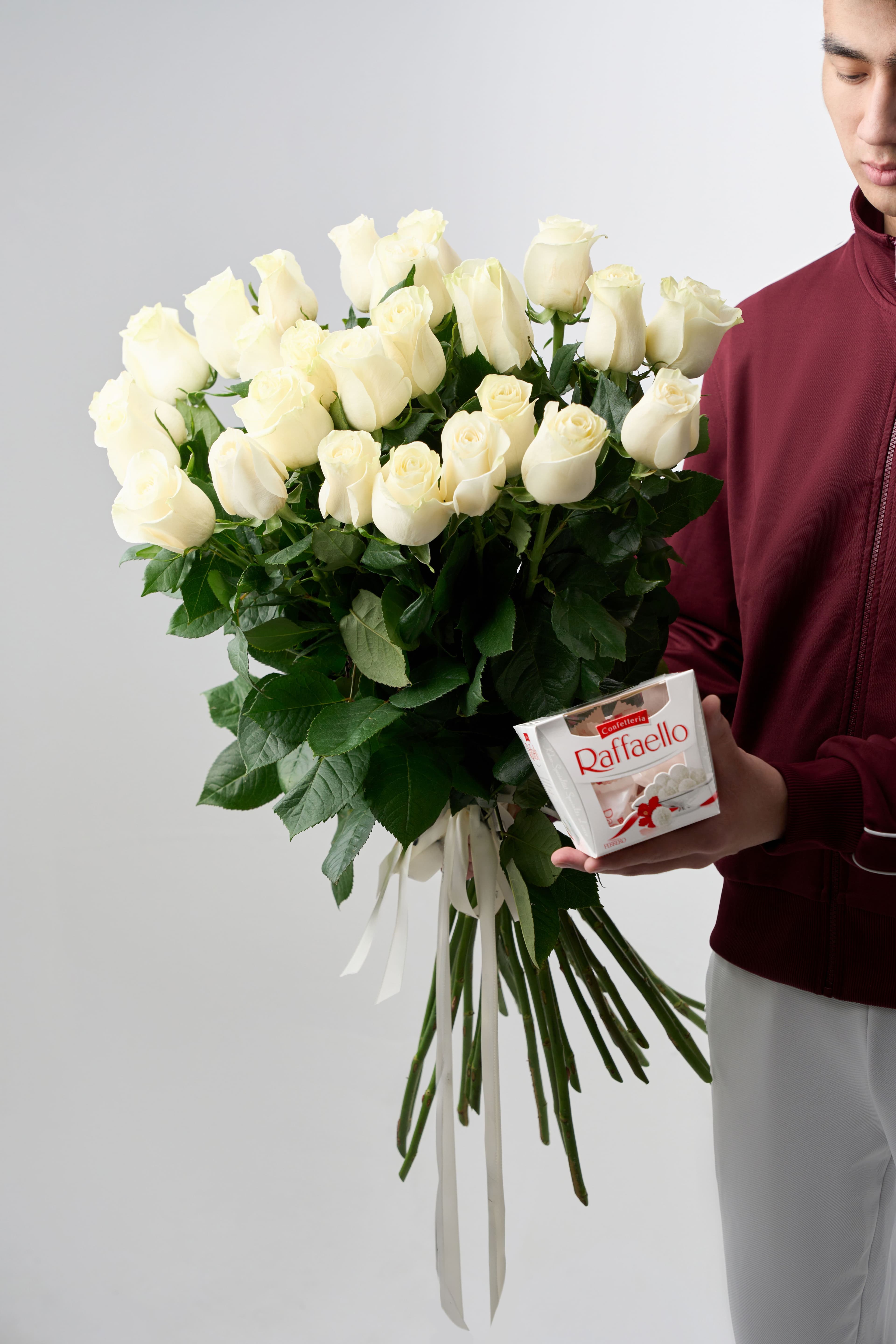 25 высоких белых голландских роз премиум + Raffaello
