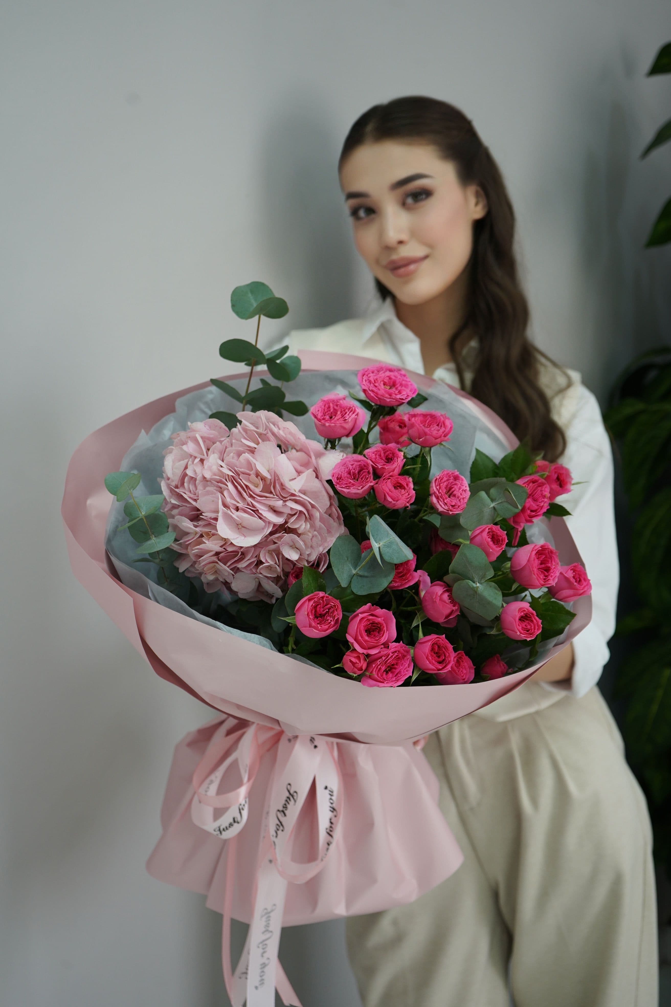 Букет с гортензией и кустовыми розами